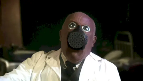 Richard Wilson als Doctor Constantine in Doctor Who, waarbij zijn gezicht wordt vervangen door een gasmasker (BBC)