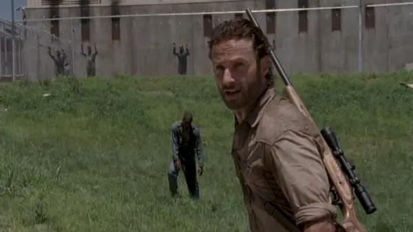 Rick utenfor fengselsportene i The Walking Dead sesong 3