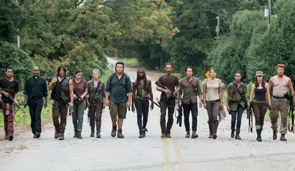 Die Teamfamilie (ohne Carl und Judith) geht in Staffel 5 von The Walking Dead gemeinsam die Straße entlang