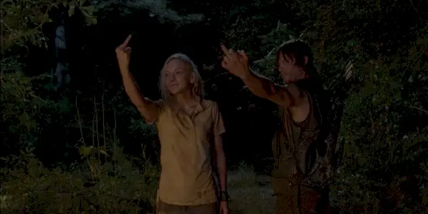 Beth en Daryl steken hun middelvingers op als iconen in seizoen 4 van The Walking Dead