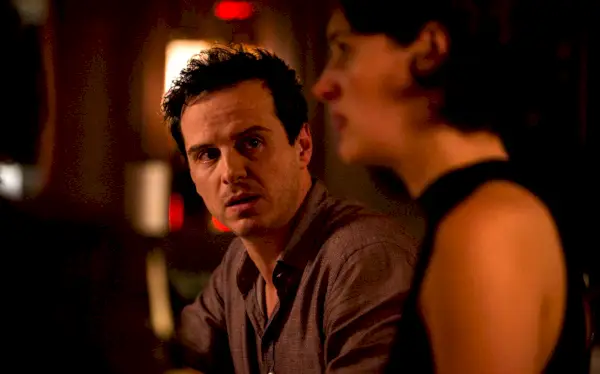 The Hot Priest (Andrew Scott) guarda Fleabag (Phoebe Waller-Bridge)