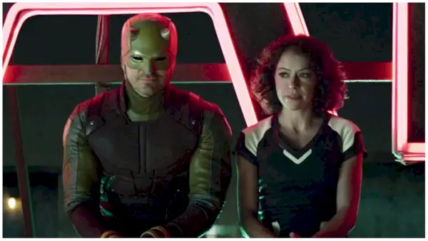 Charlie Cox como Demolidor e Tatiana Maslany como Mulher-Hulk em