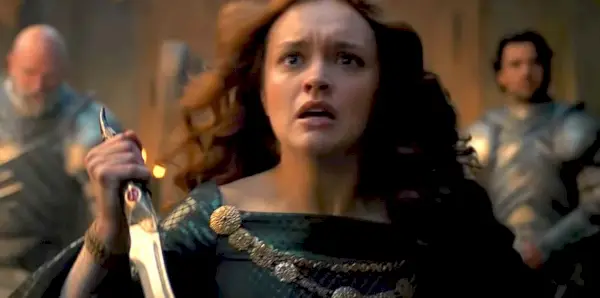 Olivia Cooke'un canlandırdığı Kraliçe Alicent Hightower, House of the Dragon'da Valyria çeliği hançerini sallıyor