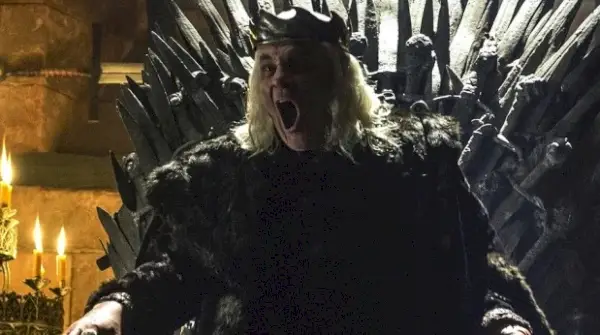 Kung Aerys II Targaryen, känd som den galna kungen, under tillbakablickarna i Game of Thrones