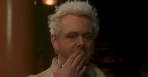 Aziraphale، الذي يلعبه مايكل شين، في حالة ذهول في نهاية الموسم الثاني من Good Omens