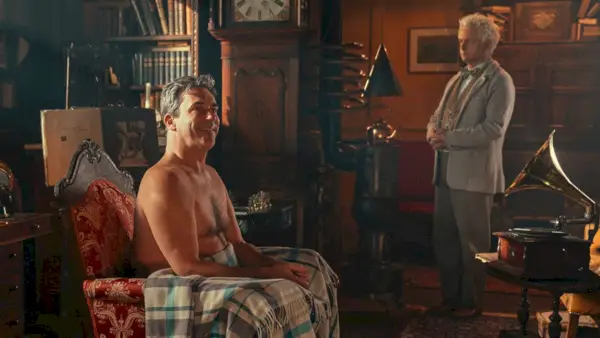 Gabriel (Jon Hamm) sitter i Aziraphale (Michael Sheen)