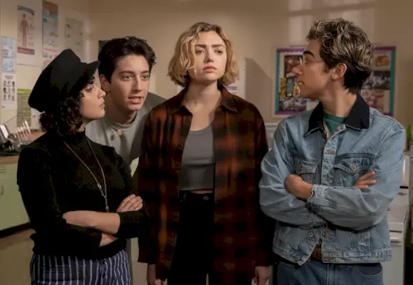 Rhonda, Wally ve Charley, School Spirits'te Maddie'ye bakıyor.