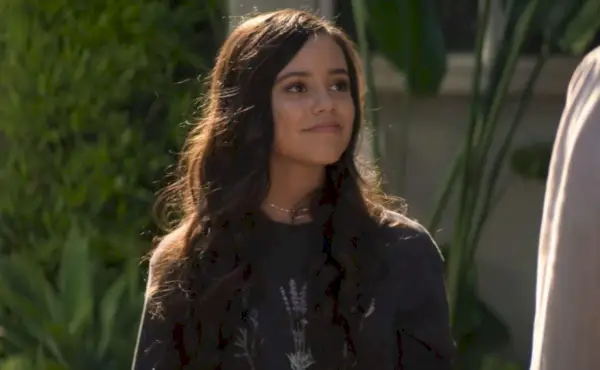 Ellie Alves sorrindo em You 2ª temporada