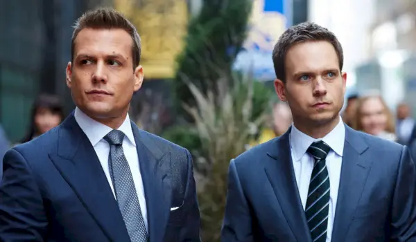 Gabriel Macht nel ruolo di Harvey Spectre e Patrick J. Adams nel ruolo di Mike Ross in USA Network