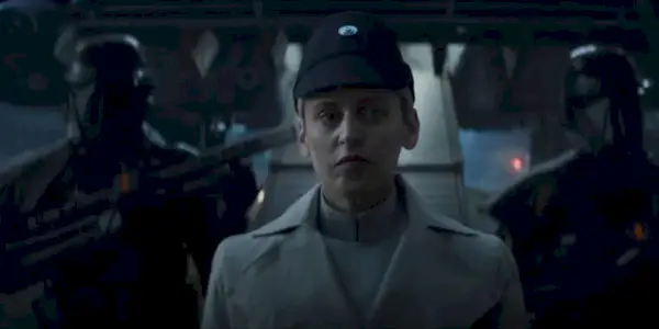 Denise Gough com a oficial imperial a Andor