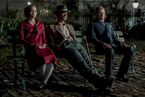 Claudia, Louis et Lestat sur un banc dans Interview With the Vampire